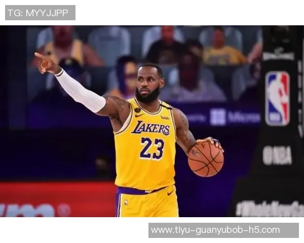 詹姆斯身穿布莱斯大学6号球衣到场观赛令老父亲倍感骄傲与自豪